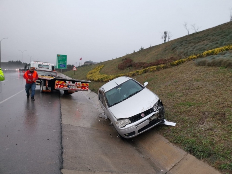 Direksiyon Hakimiyetini Kaybetti, Otoyolda Kaza Yaptı: 1 Yaralı
