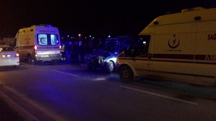 Hafif Ticari Araç İle Otomobil Çarpıştı: 5 Yaralı