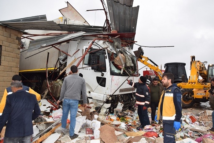 Şanlıurfa’da Tır Markete Daldı: 4 Yaralı