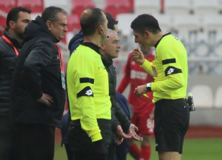 Rıza Çalımbay Sarı Kart Gördü