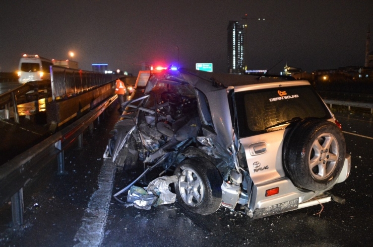 Tem Otoyolunda Kaza Yapan Cip Bariyerlere Ok Gibi Saplandı