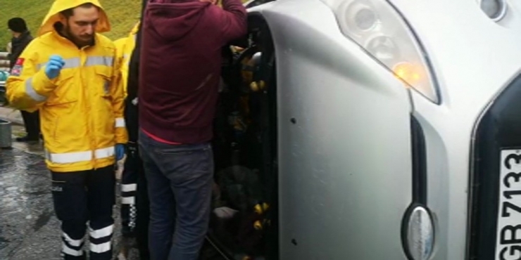 Tem Otoyolunda Araç Yan Yattı :1 Yaralı