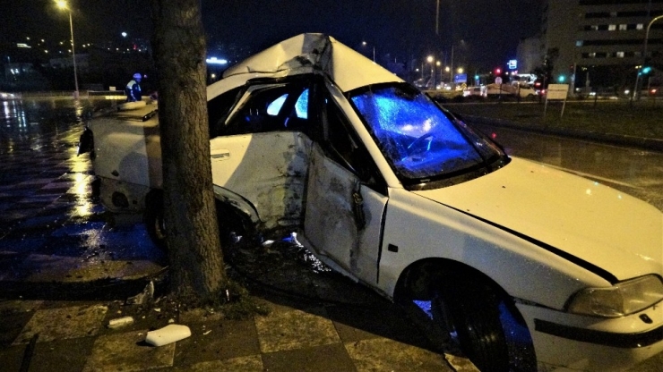 Otomobil Ağaca Çarptı: 2 Yaralı