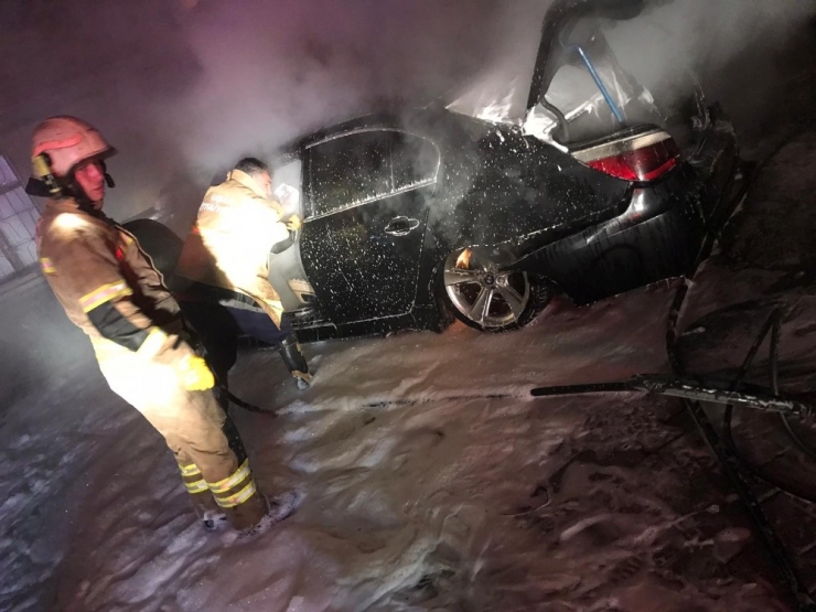 Uşak’ta Park Halindeki 2 Otomobil Yandı