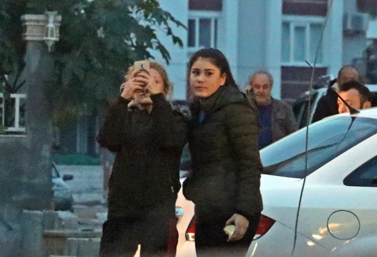 Hakkında Arama Kararı Bulunan Kadın, Polisi Görünce Çatıya Çıktı