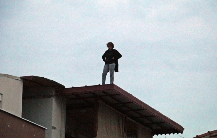 Hakkında Arama Kararı Bulunan Kadın, Polisi Görünce Çatıya Çıktı