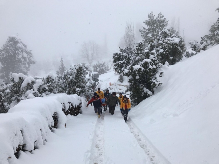 Antalya’da Kar Sebebiyle Evinde Mahsur Kalan Hasta Böyle Kurtarıldı