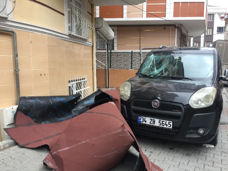 Arnavutköy’de Fırtınada Çatı Uçtu, Hastane Tabelası Devrildi