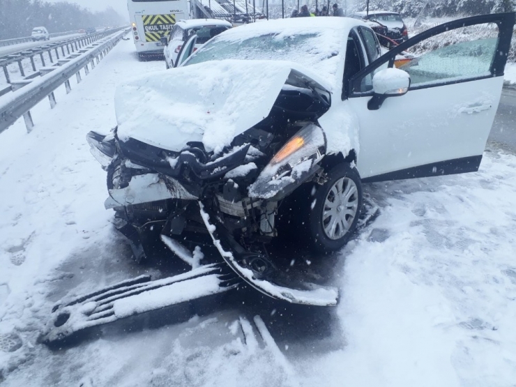 Kar Yağışı Zincirleme Kazaları Beraberinde Getirdi