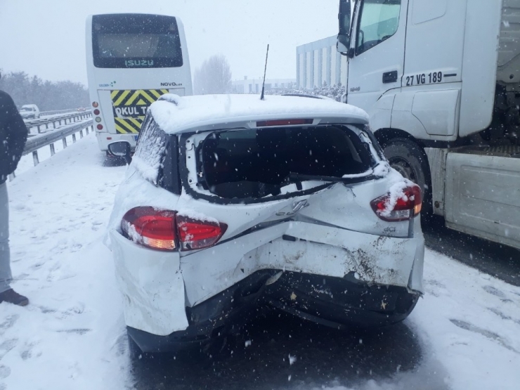 Kar Yağışı Zincirleme Kazaları Beraberinde Getirdi