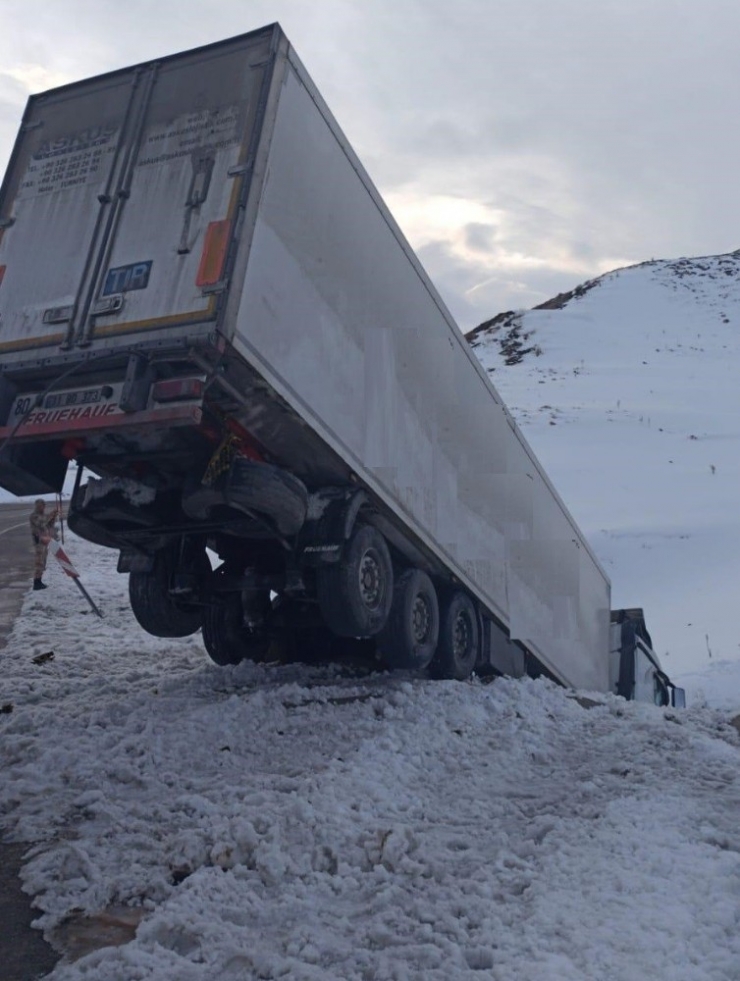 Bingöl’de Tır Yoldan Çıktı:1 Yaralı