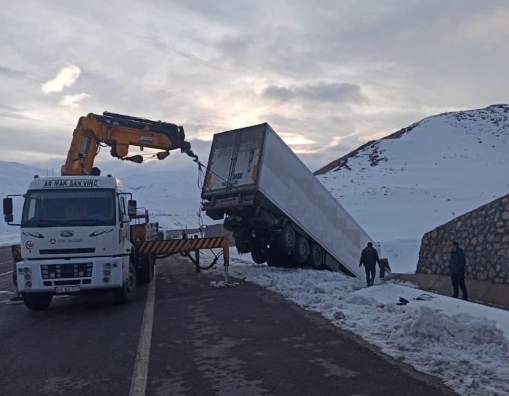 Bingöl’de Tır Yoldan Çıktı:1 Yaralı