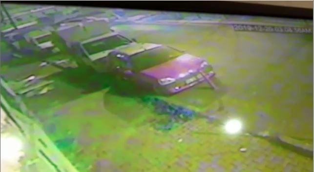 Otomobil Kanala Uçtu, Vatandaş Son Anda Kurtuldu