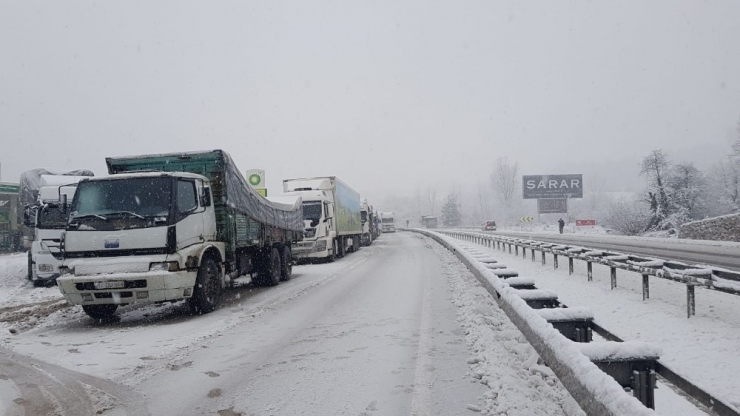 Mezitler Yoğun Kar Yağışı Sebebiyle Ulaşıma Kapatıldı