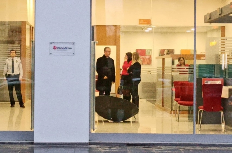 Silahla Banka Soydu, Çıkarken Bomba Süsü Verilmiş Düzenek Bıraktı