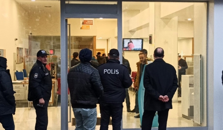 Silahla Banka Soydu, Çıkarken Bomba Süsü Verilmiş Düzenek Bıraktı