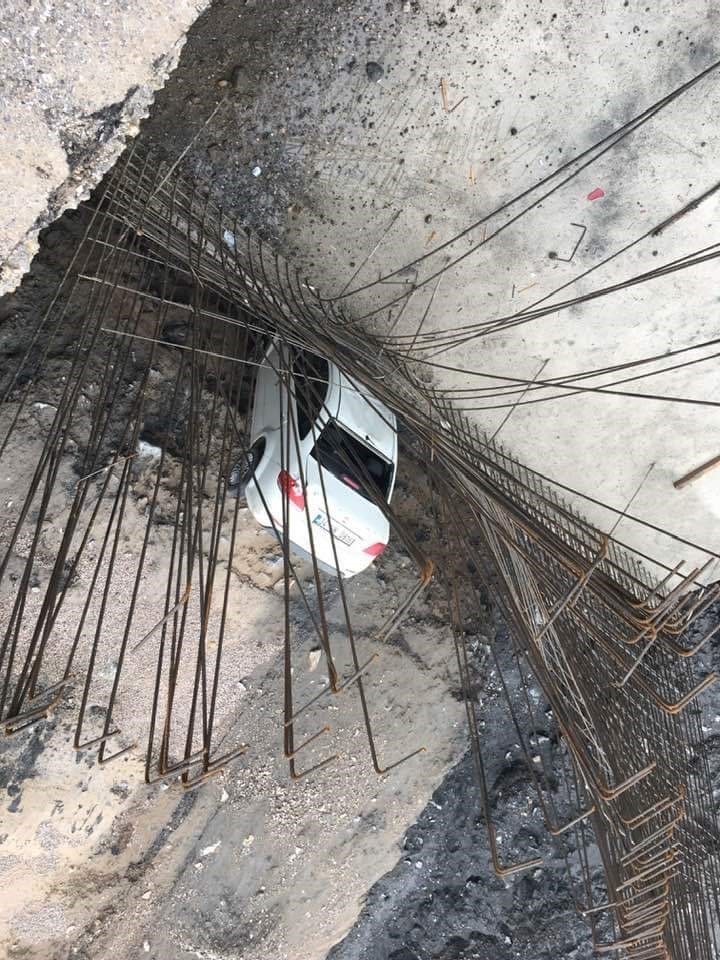 Otomobil Menfez İnşaatına Uçtu