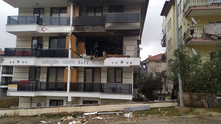 Apartta Patlama: 3 Yaralı
