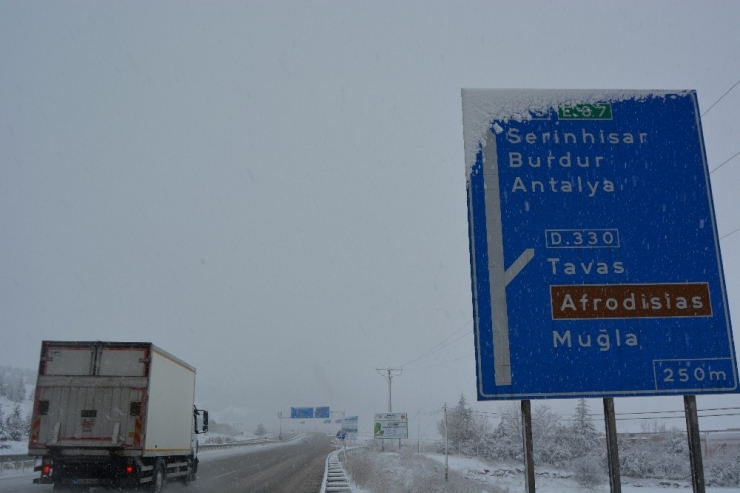 Denizli’de Kar Yağışı Sürücülere Zor Anlar Yaşattı