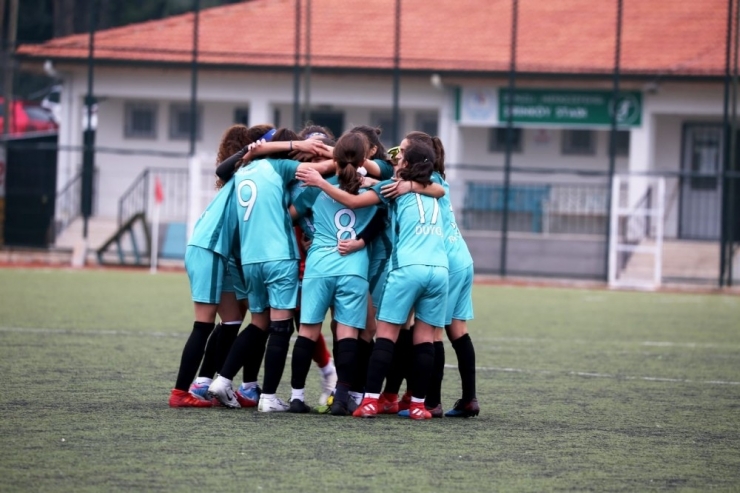 Kadın Futbolcular 7. Maçını Da Galibiyetle Tamamladı