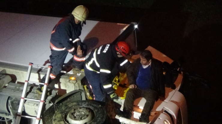 Sürücüsünün Direksiyon Hakimiyetini Kaybettiği Kamyon Dereye Uçtu