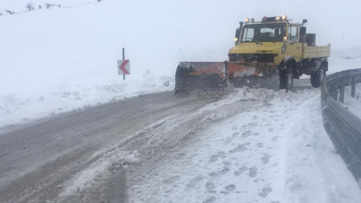 Elazığ’da Kar 62 Köy Yolunu Kapattı, Tipi Etkili Oldu