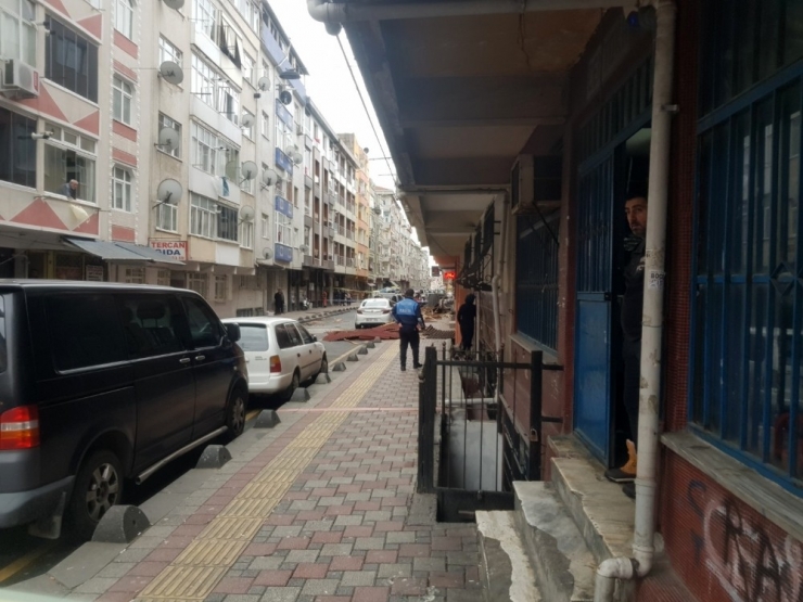 Kuvvetli Rüzgar Esenler’de Çatı Uçurdu