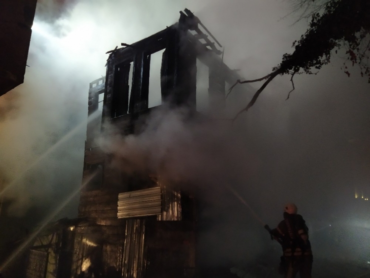 Fatih’te Metruk Bina Alev Alev Yandı