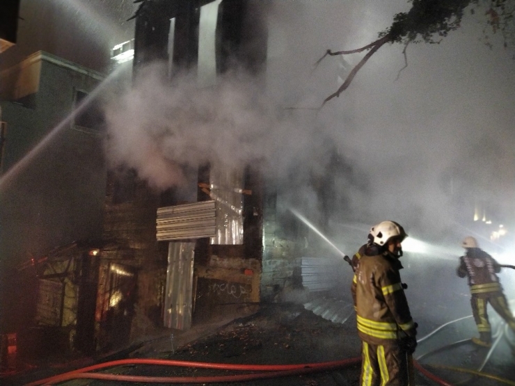 Fatih’te Metruk Bina Alev Alev Yandı