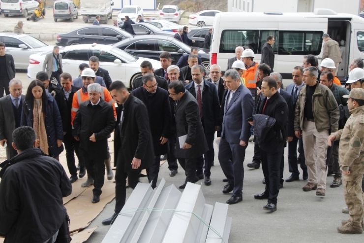 Bakan Kasapoğlu, Hatay Stadı’nda İncelemelerde Bulundu