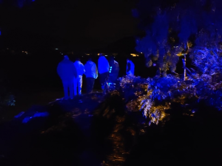 Nehre Düştü, Kendi Çabasıyla Kurtuldu