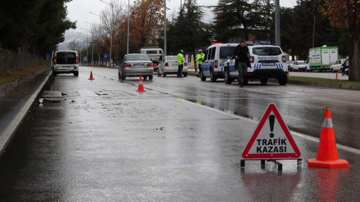 Otomobil, Hafif Ticari Araca Arkadan Çarptı: 2 Yaralı