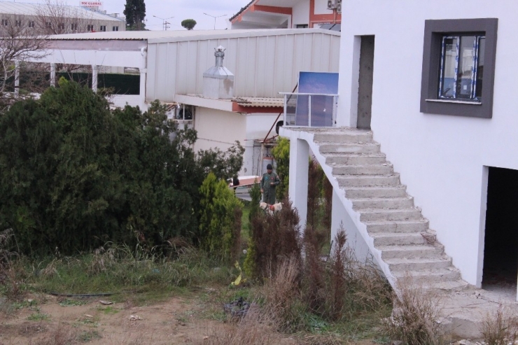 İki Kişiyi Öldürüp Polisi Yaralayan Zanlı Her Yerde Aranıyor