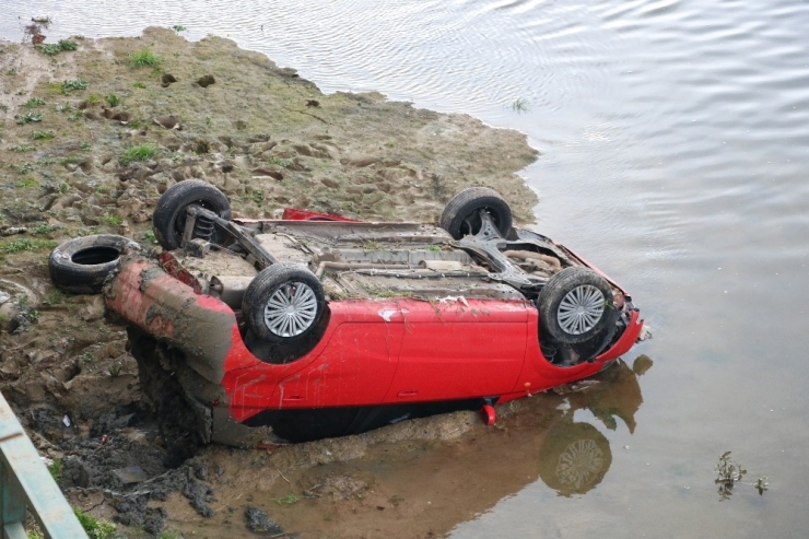 Otomobil Kanala Uçtu: 1 Yaralı