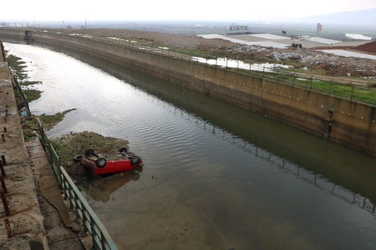 Otomobil Kanala Uçtu: 1 Yaralı