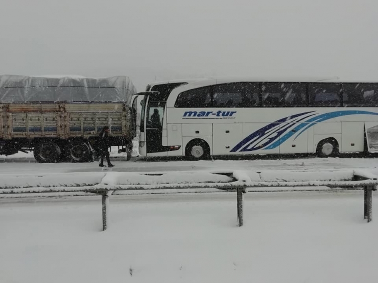 Bozüyük’te 3 Araç Birbirine Girdi; 7 Yaralı