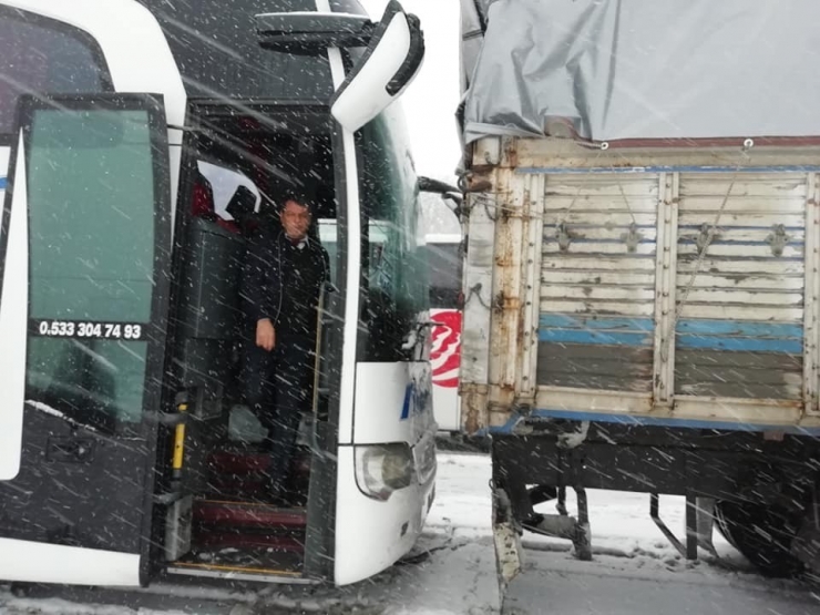 Bozüyük’te 3 Araç Birbirine Girdi; 7 Yaralı