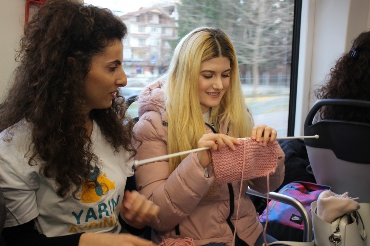 Farkındalık İçin Tramvayda Atkı, Bere, Eldiven Ördüler