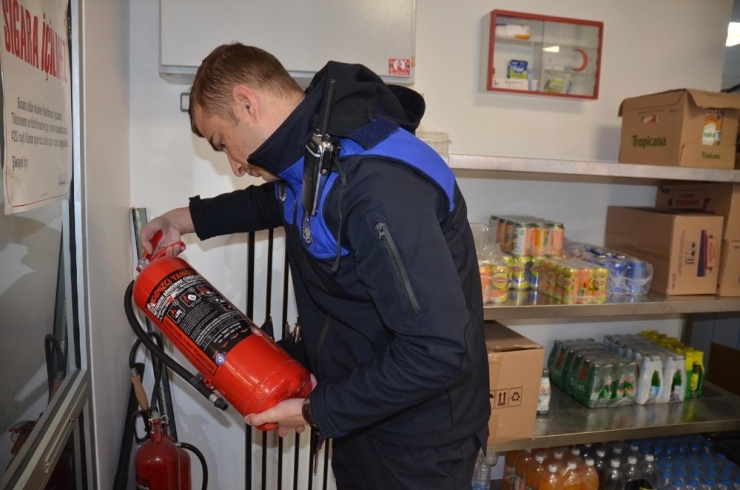 Kuşadası’nda Zabıta Ekipleri Yeni Yıl Öncesi Sağlık Denetimi Gerçekleştirdi
