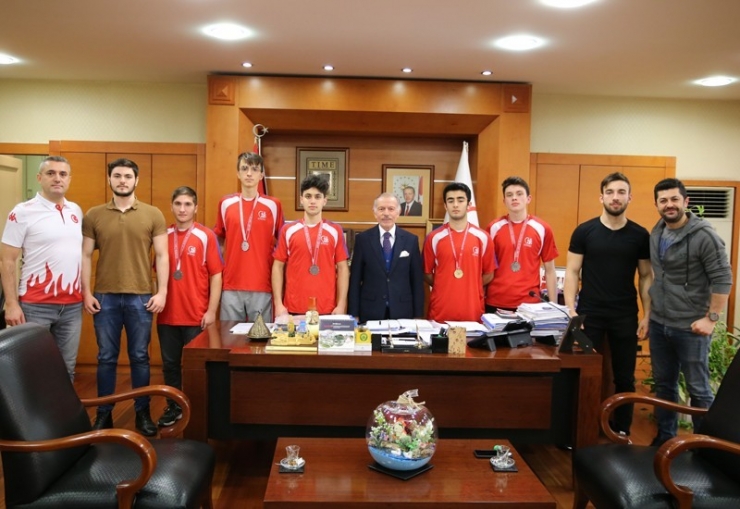 Bayrampaşalı Genç Boksörlerden Büyük Başarı