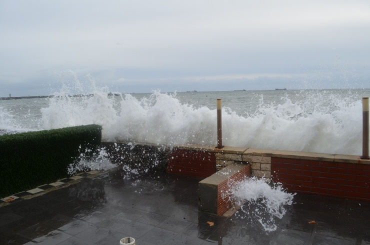 Tekirdağ’da Dev Dalgalar: Sahil Sular Altında Kaldı