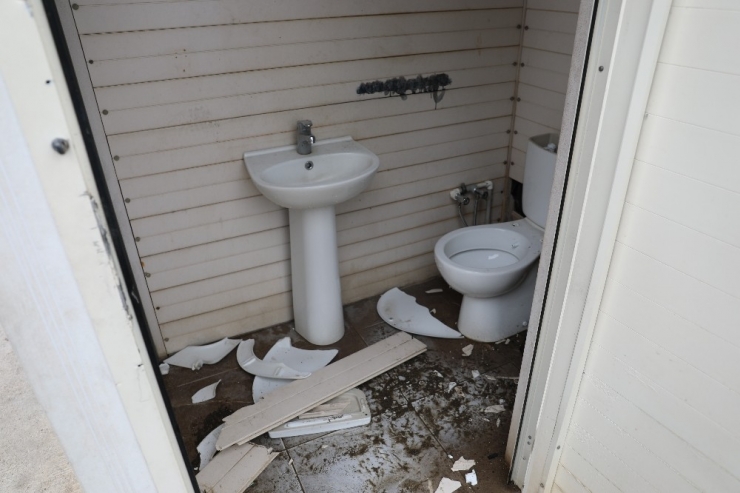 Halk Plajında Bulunan Tuvaletlere Taşlı Saldırı