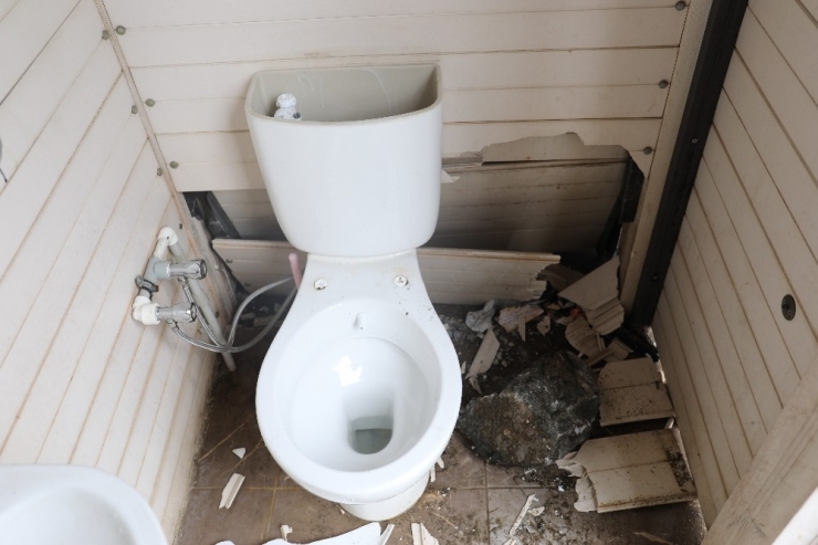 Halk Plajında Bulunan Tuvaletlere Taşlı Saldırı