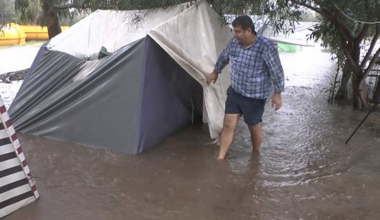 Sahilde Kamp Alanı Ve Bahçeleri Su Bastı