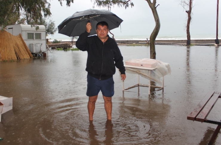 Sahilde Kamp Alanı Ve Bahçeleri Su Bastı