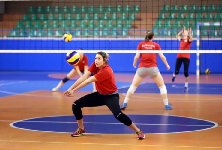 Nevşehir Belediyespor Kadın Voleybol Takımı Devre Arası Kamp Çalışmalarını Sürdürüyor