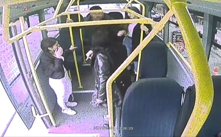 Kızını Rahatsız Ettiğini İddia Ettiği Şahsa Anneden Yumruk