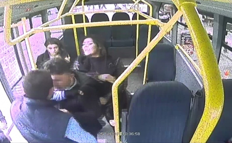 Kızını Rahatsız Ettiğini İddia Ettiği Şahsa Anneden Yumruk