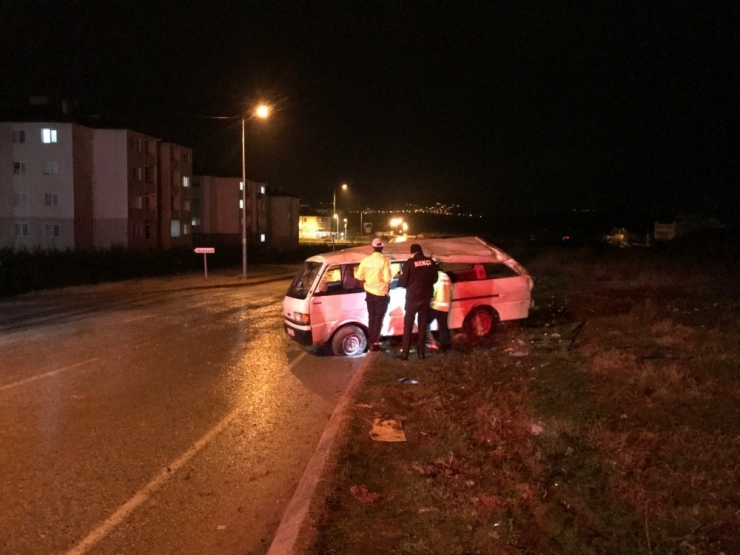Kontrolden Çıkan Minibüs Devrildi: 1 Ölü, 4 Yaralı