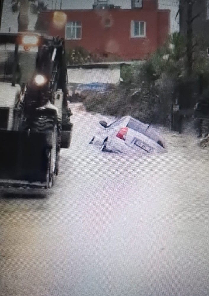 Suya Gömülen Araç İş Makinasıyla Çıkarıldı